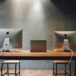 Gdzie pracować bez studiów? Odkryj branże z dobrą pracą bez dyplomu