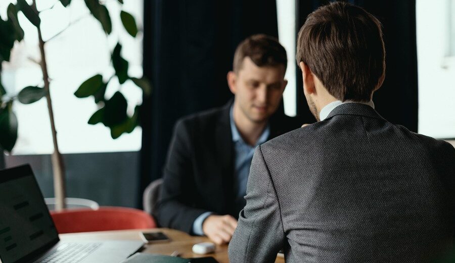 Rozmowa z kandydatem na stanowisko kierownicze podczas procesu rekrutacji executive search