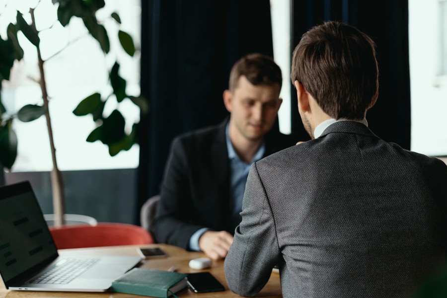 Rozmowa z kandydatem na stanowisko kierownicze podczas procesu rekrutacji executive search